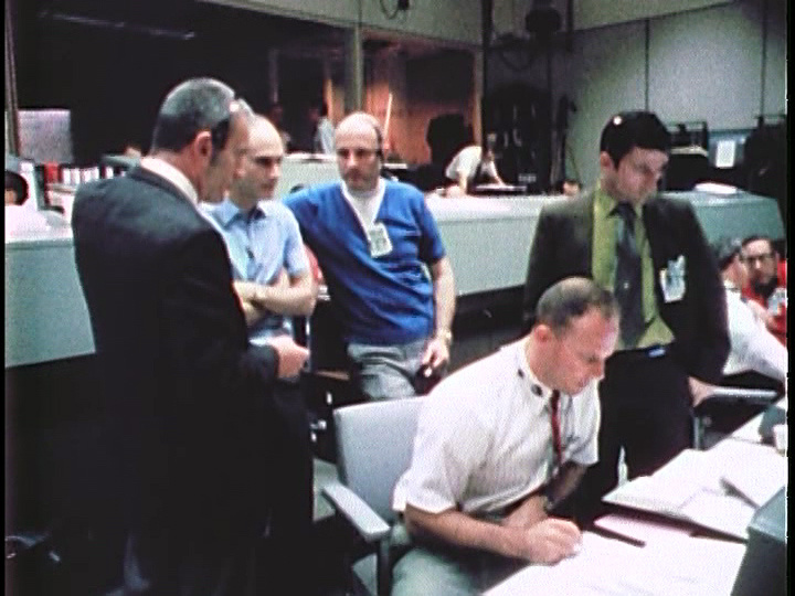 Дик Слейтон, Кен Маттингли, Том Стаффорд, Джек Лусма (сидит) и Джон Янг в Центре управления полётами вскоре после аварии. Фото с сайта translated.turbopages.org.