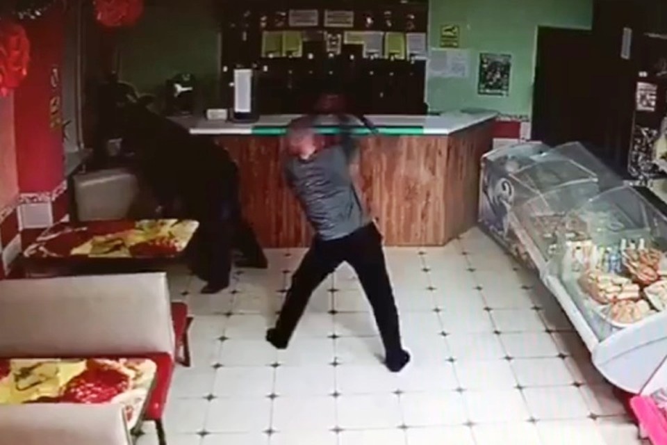 Пойдем копать картошку, требовал агрессиный мужчина.