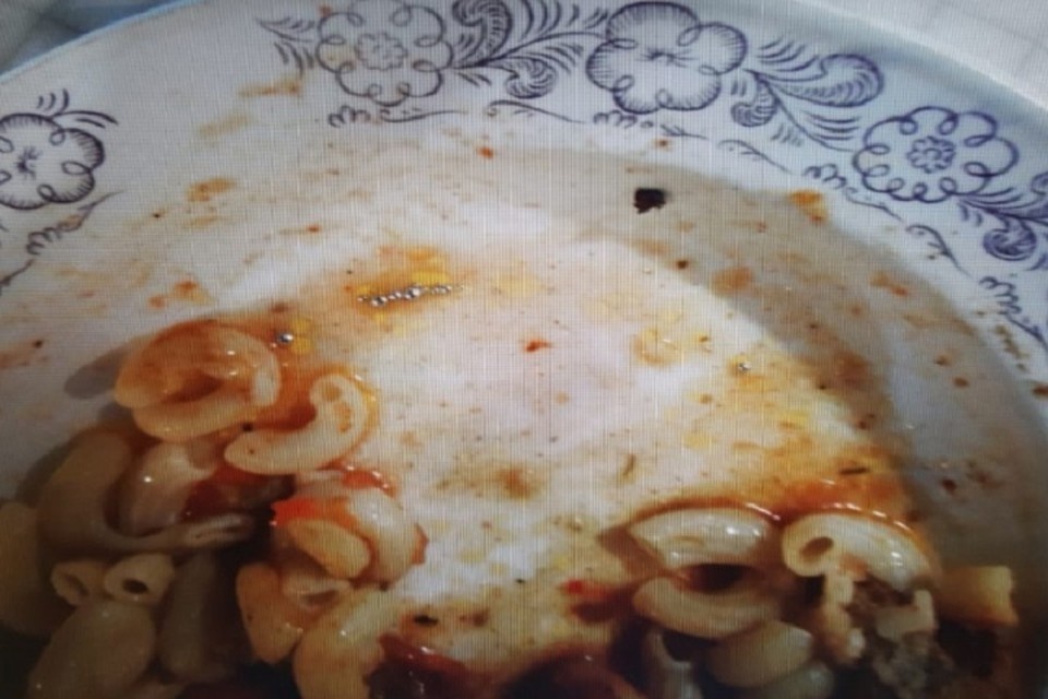 Пожилая женщина отказалась есть со всеми и обедала отдельно.