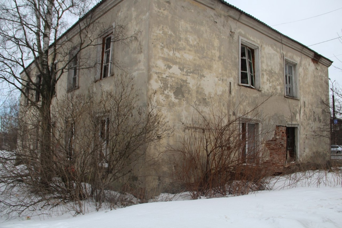    Аварийный дом на улице Чапаева в Петрозаводске. Фото: Надежда Дрейзис/ВК