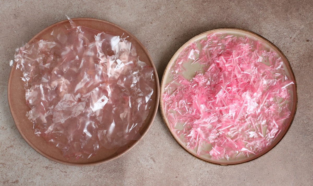 Слева: желатиновые блестки. Справа: на основе крахмала.