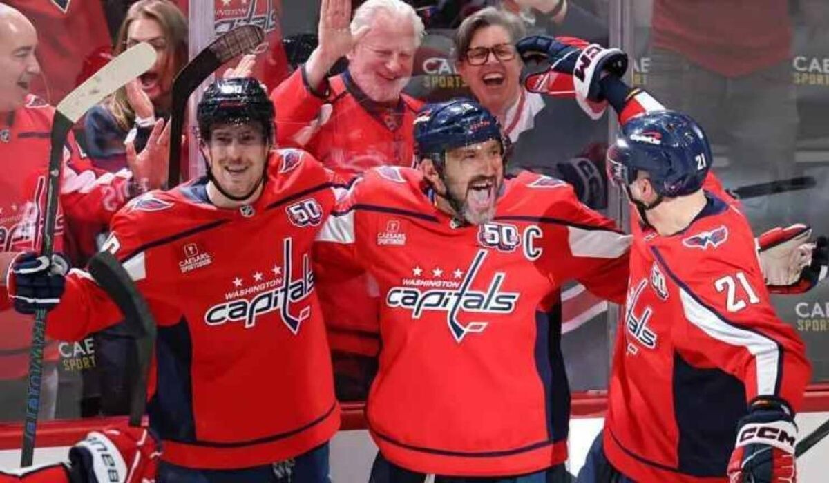     Овечкин и команда. Источник: ria.ru Автор фото: Patrick Smith