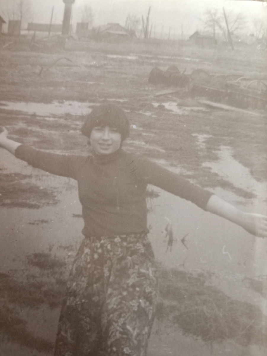 Где мои 15 лет...) Фотографирует меня младший брат моего отчима Серёга. Мы с ним помню  соревновались: Ловили ротанов в пруду, кто больше... 