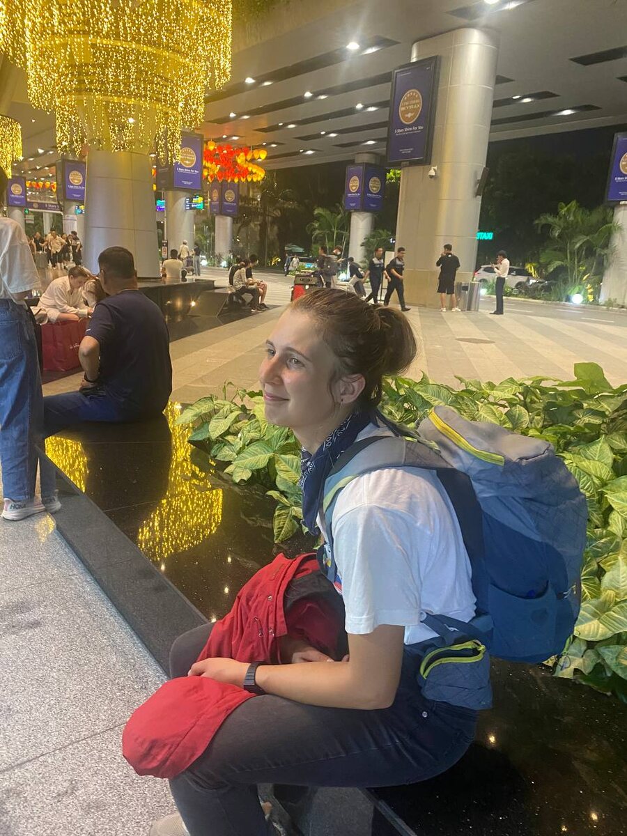 Это Геля когда приехала в тропический климат с теплыми вещами