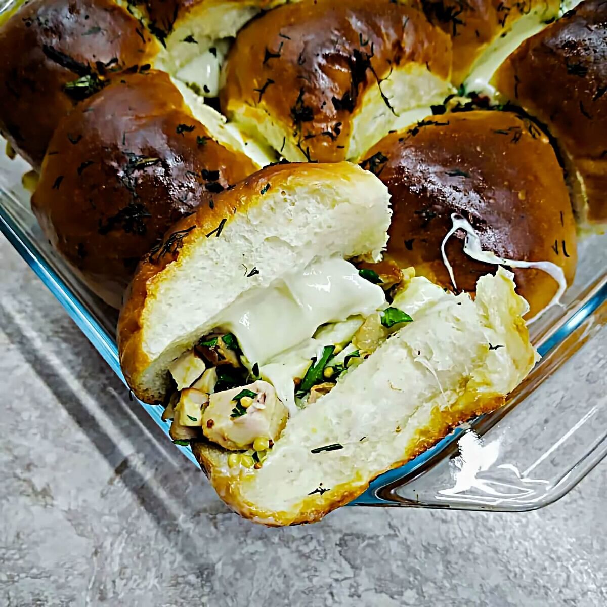 Бриошь с Моцареллой и острой курицей