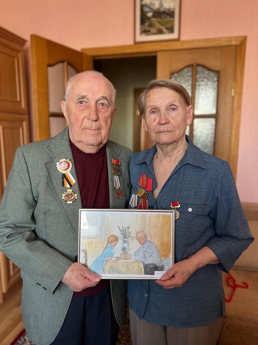 Герой фильма «Июньская полынь» Виктор Георгиевич Гладышев с супругой Анной Николаевной с рисунком Лейлы Нурбагандовой.