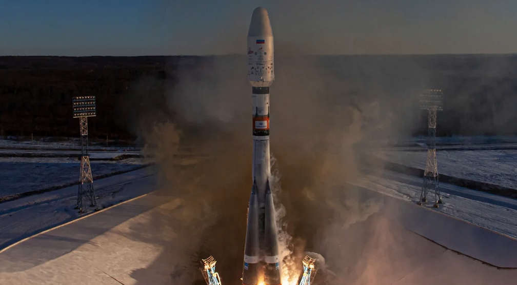 Старт российской ракета Союз-2.1б с двумя спутниками "Ионосфера-М" и дополнительной полезной нагрузкой из 53 мини-спутников. В страткоме США считают, что часть из них являются элементами противоспутниковой орбитальной войны. Фото Роскосмос.