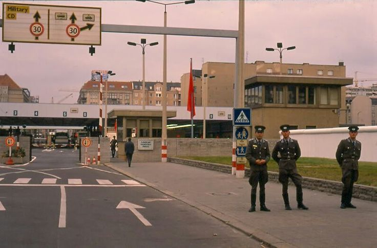 Таможня ГДР. Где то на границе с ПНР. Фото с просторов интернета. 