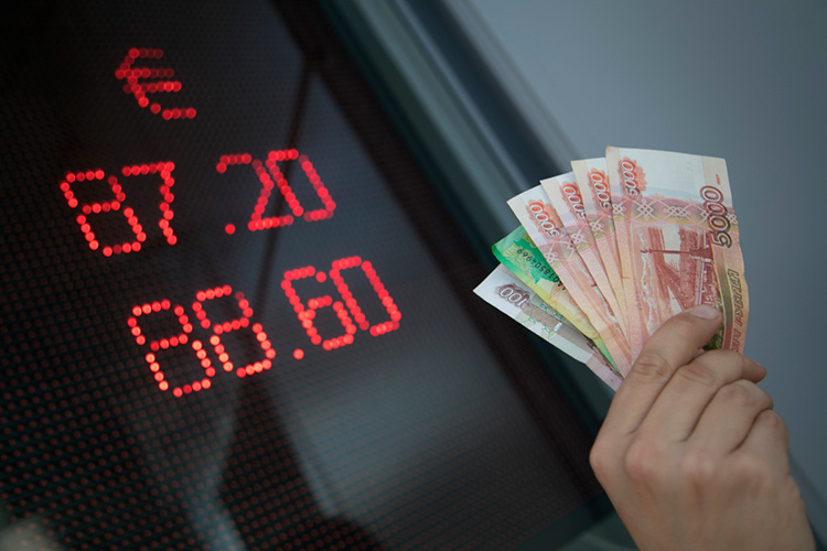    Переукрепление рубля создает риски бюджетной устойчивости из-за провала нефтегазовых доходов, обостряя ситуацию с дефицитом, которая с ноября является достаточно сложной