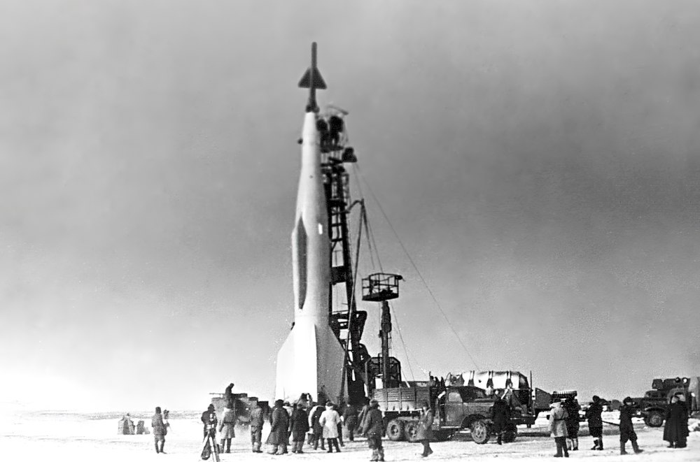 Геофизическая ракета, которая использовалась для вертикальных запусков собак на высоту 110-112 км. Капустин Яр, начало 1950-х годов.