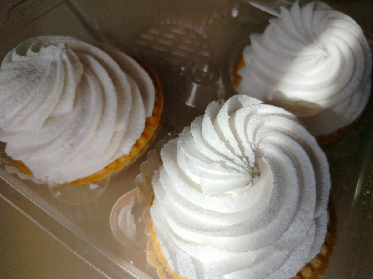 Пирожные с белковым кремом. 