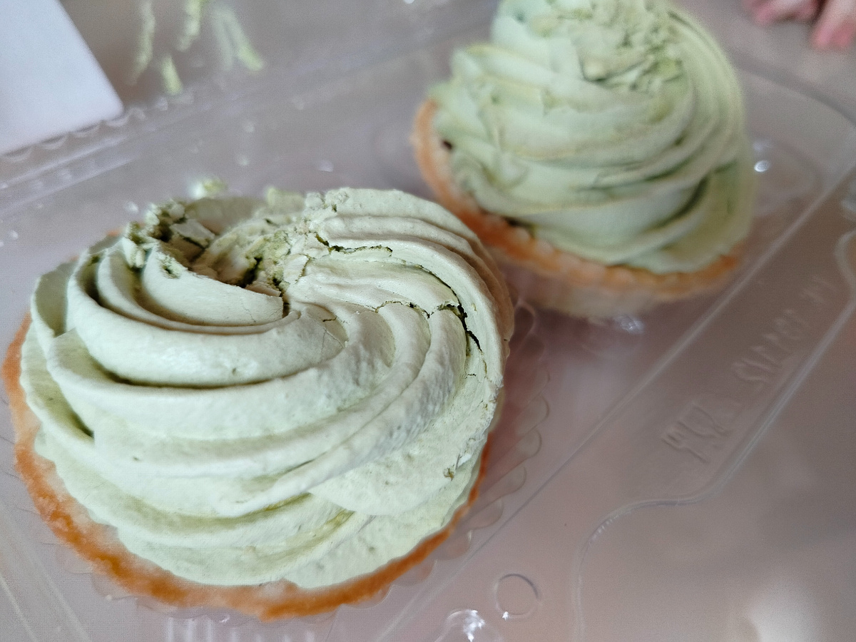 Пирожные с белковым кремом.