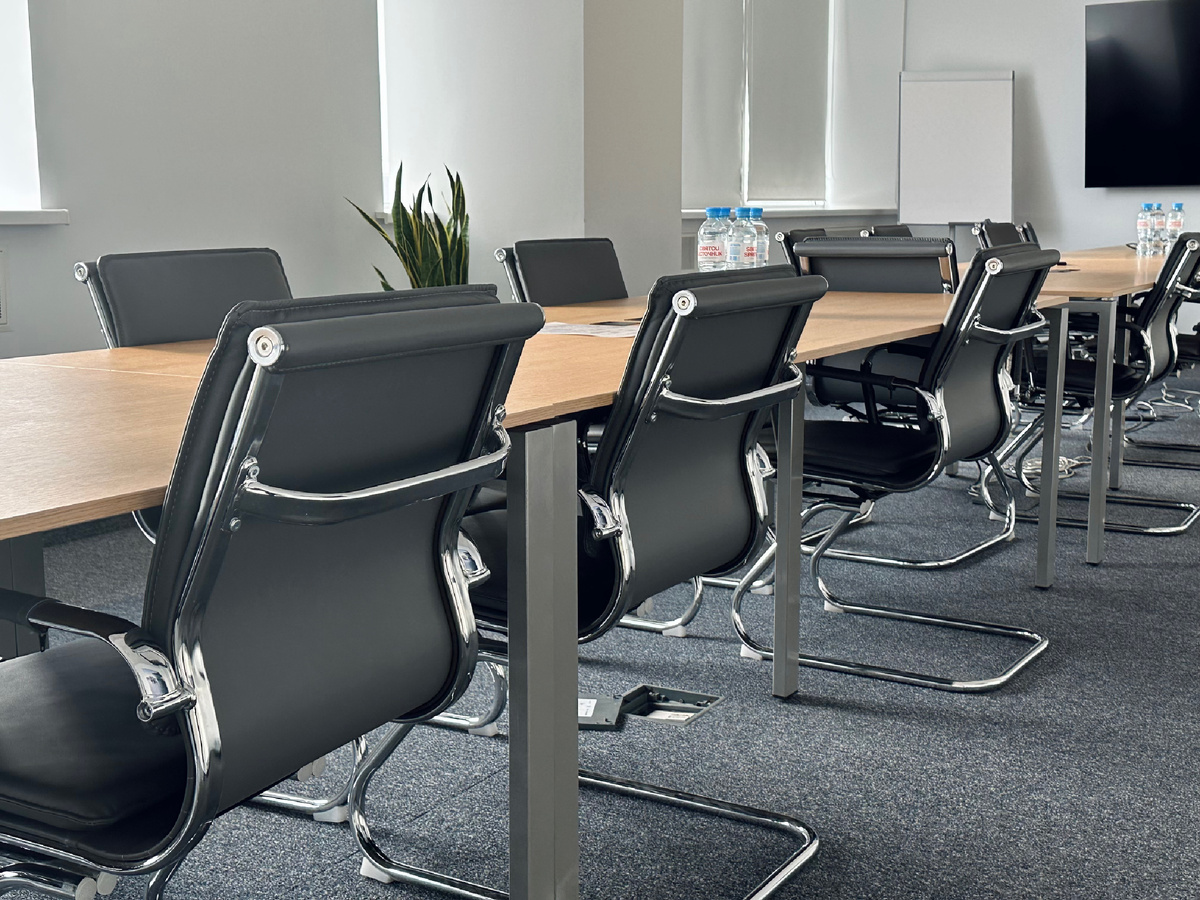 А еще офис - это череда бесконечных и не всегда полезных совещаний 🤷🏻‍♀️