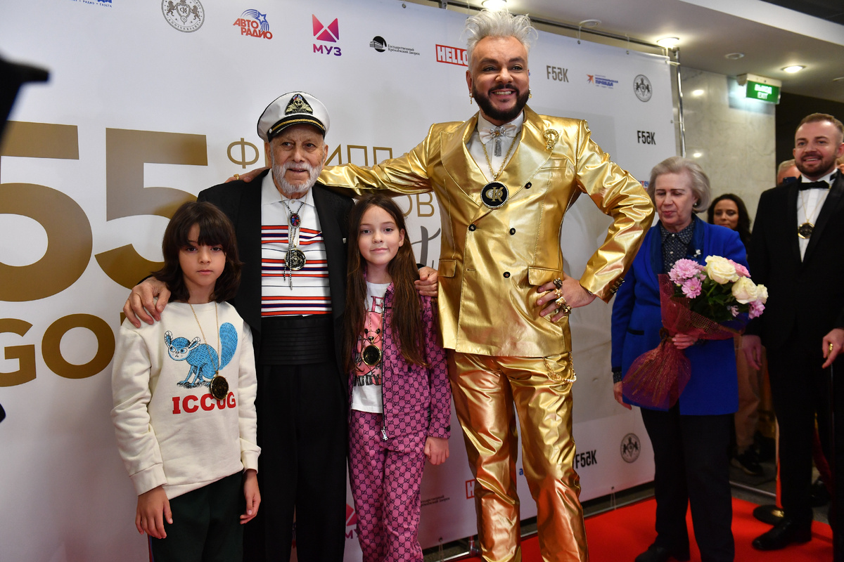 2022 год. Москва. Певец Филипп Киркоров с детьми Аллой-Викторией, Мартином и отцом Бедросом Киркоровым перед юбилейным концертом "55. Золото. Золотые хиты" в Государственном Кремлевском дворце.
