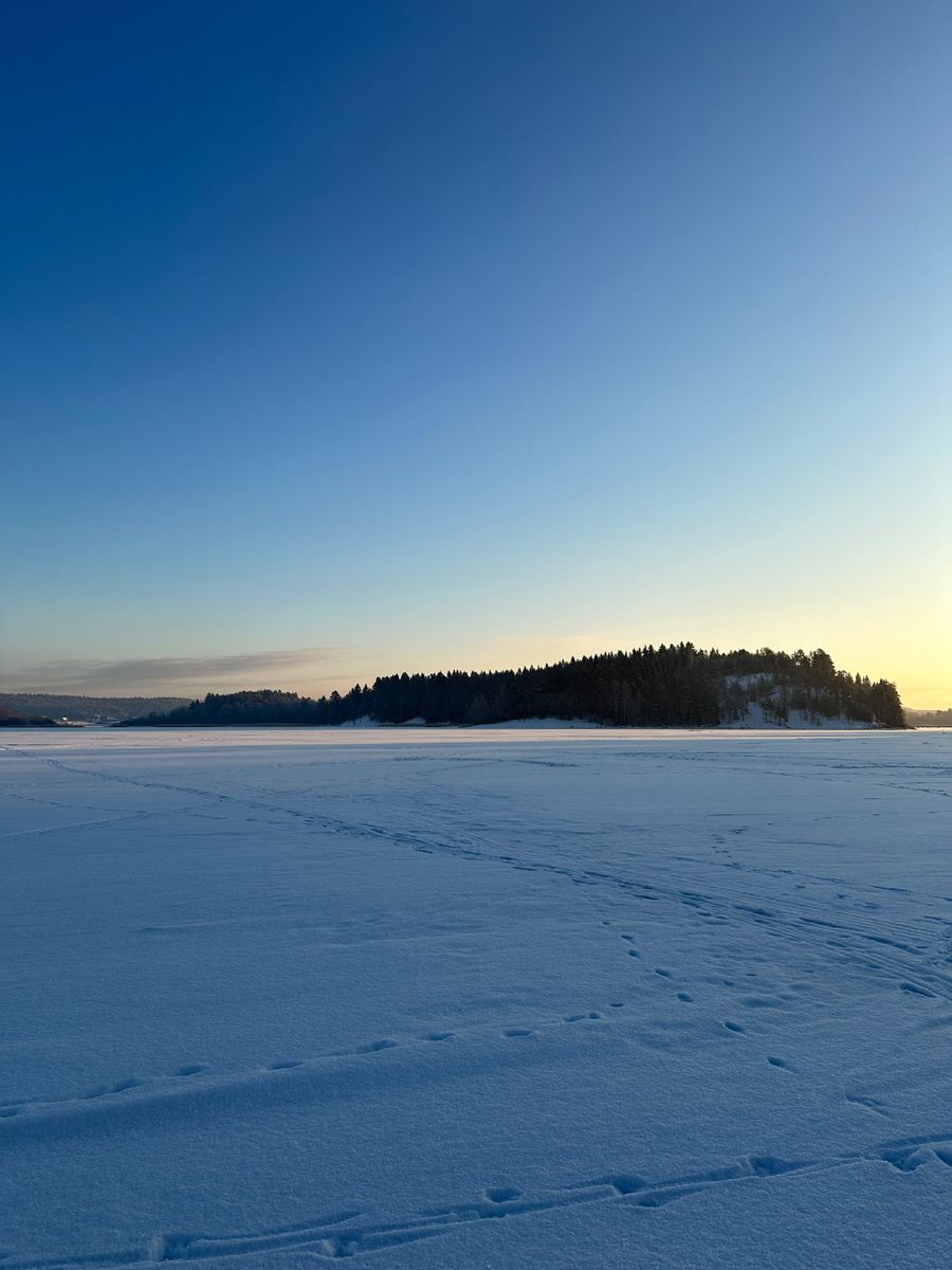 Вид на Ладожское озеро с плоского камня