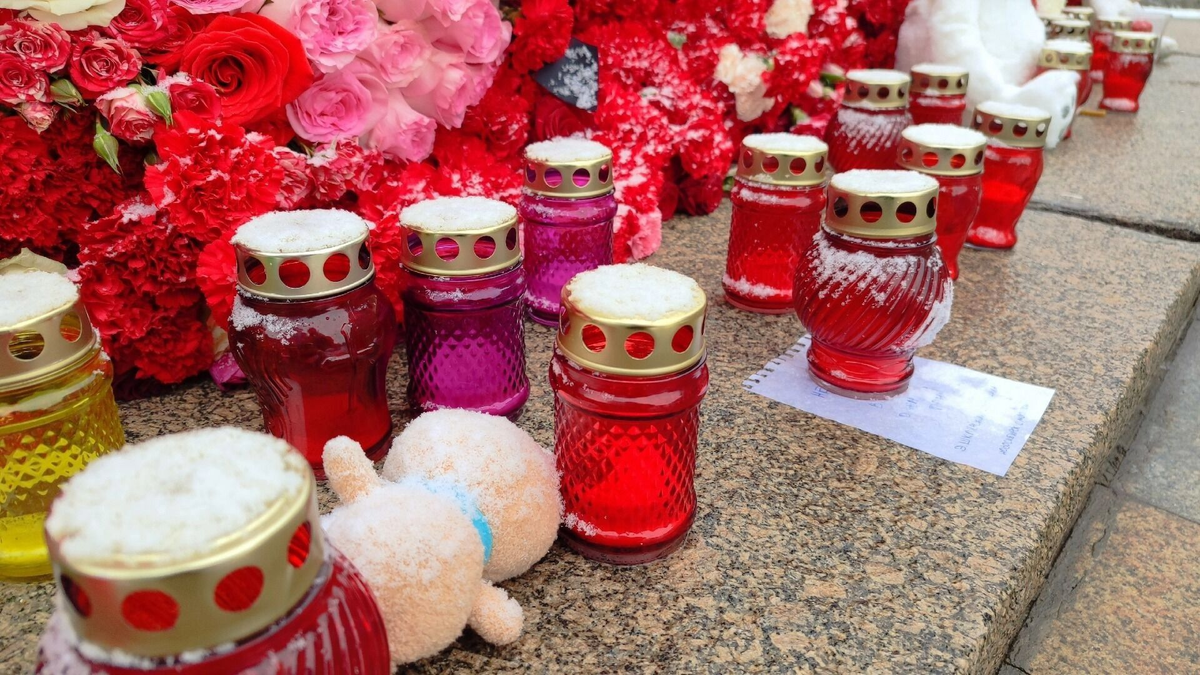 Фото: atas.info. В первые дни после трагедии новосибирцы создали стихийный мемориал
