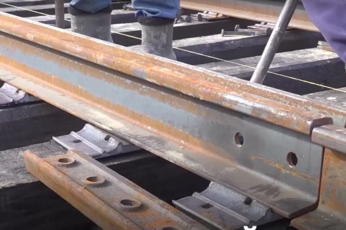    На надводной части «минаевского» моста начали укладывать трамвайные рельсы