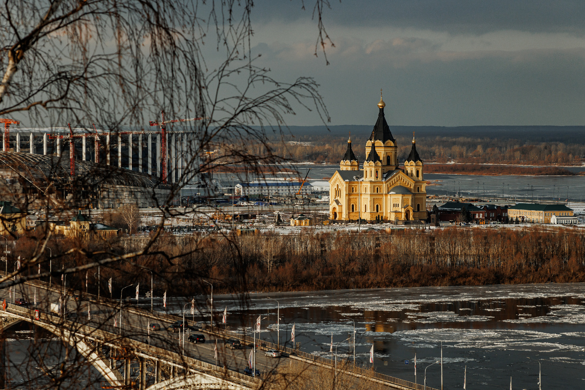 Вид на Канавинский мост, собор Александра Невского на Стрелке и стадион