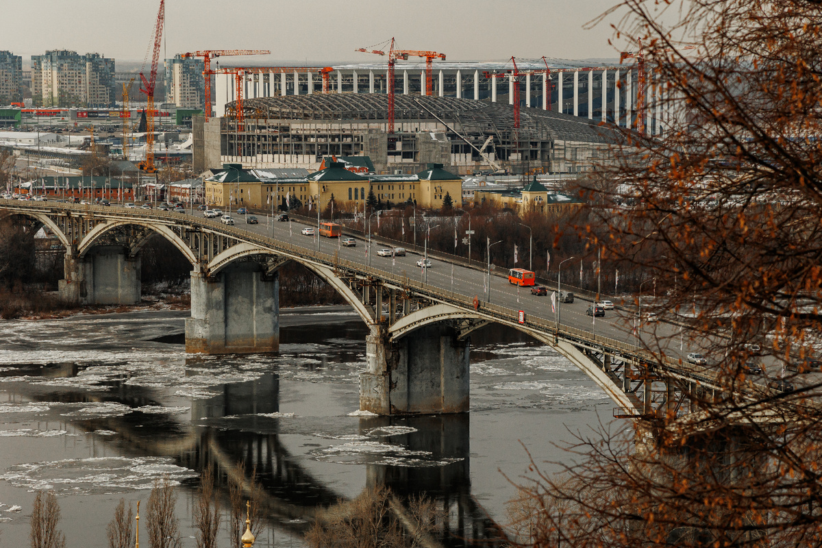 Канавинский мост и строящийся ледовый дворец, который частично закрывает стадион