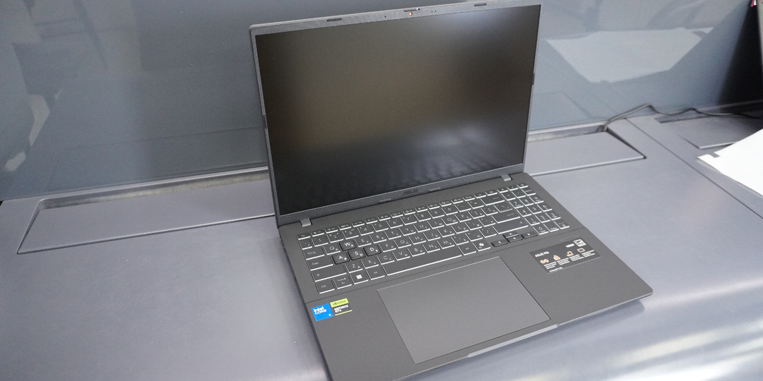 Появился новый ASUS V16 (V3607): незаметное, сбалансированное сочетание повседневной производительности и игровой мощи.