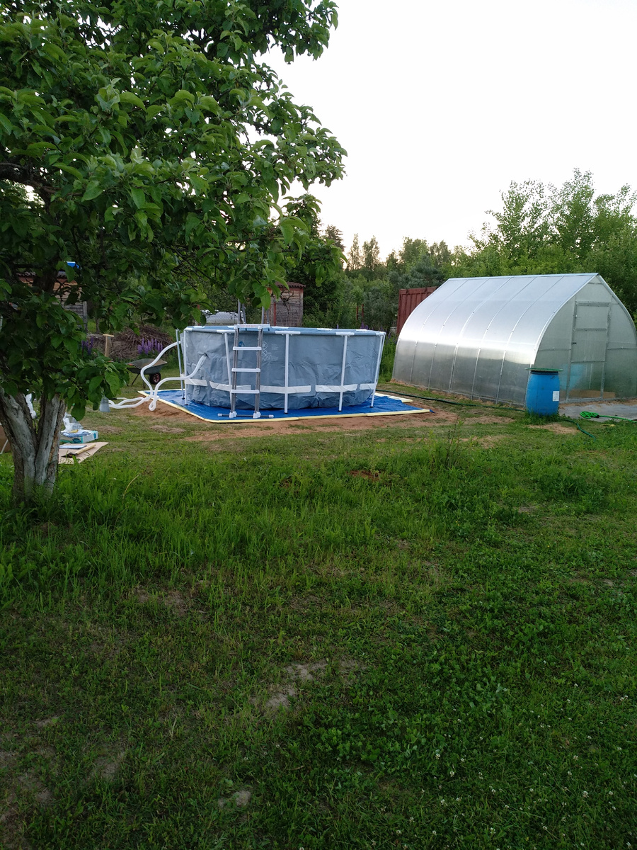 Бассейн появился уже после теплицы