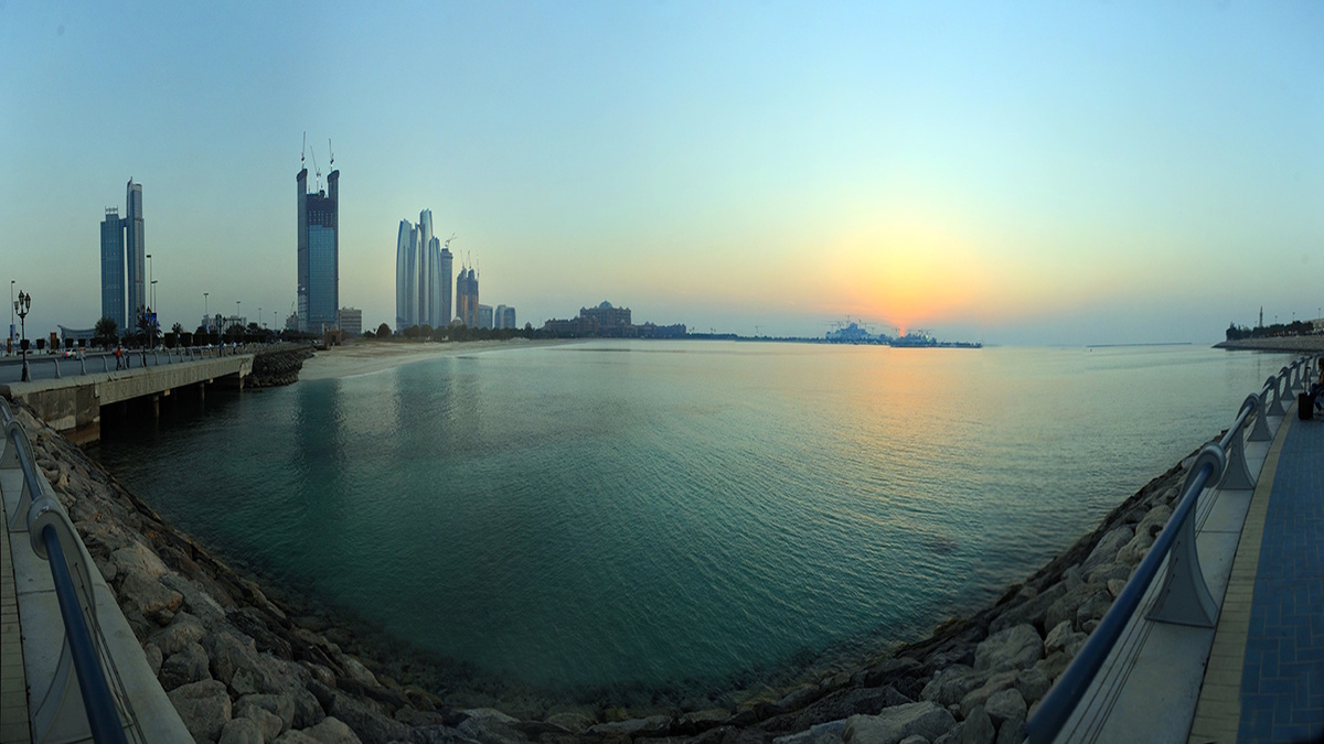 Панорама Абу-Даби. Источник изображения: Валерий Дед, CC BY 3.0 <https://creativecommons.org/licenses/by/3.0>, через Викисклад