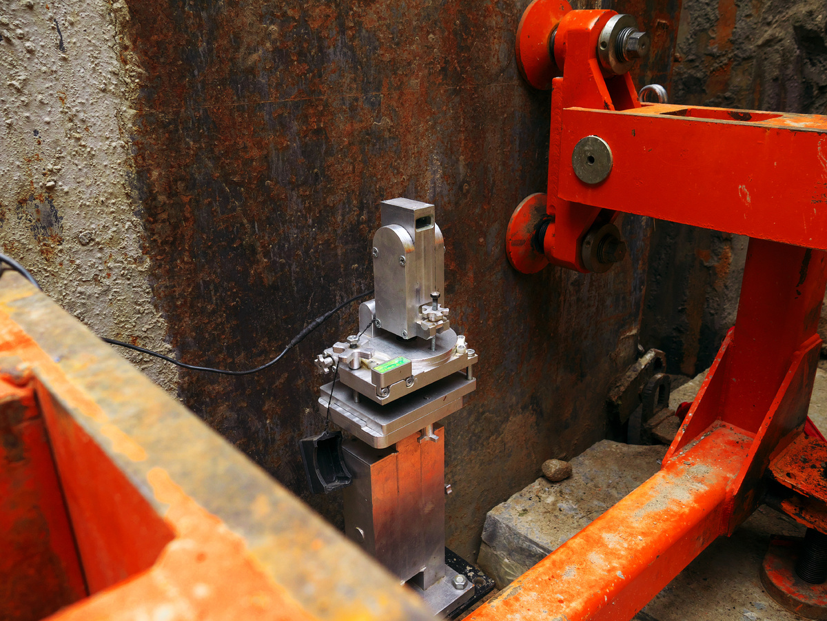 На фото - лазеная система контроля бурения СЛК-01