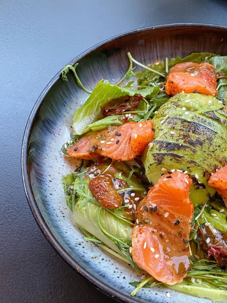 Салат с тунцом и авакадо