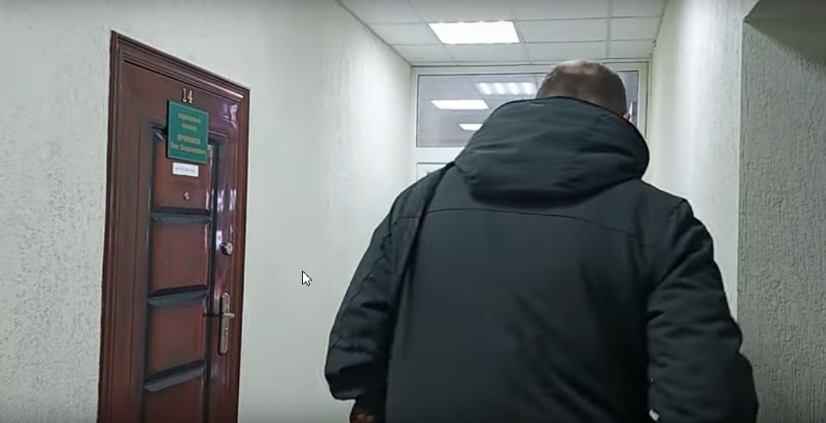 В этом видео юрист Видякин повернулся к своим зрителям спиной 