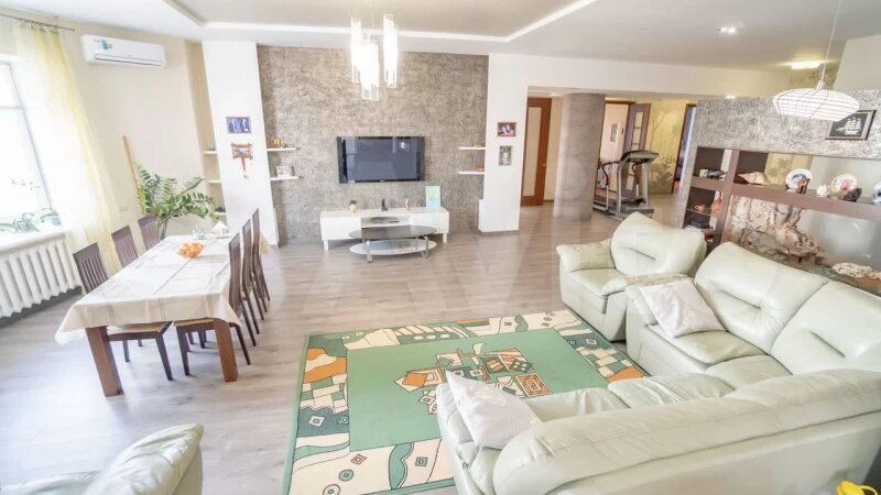     Квартира с ковром, как в детском саду, продается в Барнауле за 23 млн рублей «Авито»