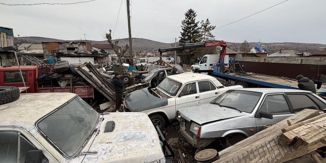 Красноярец завалил автохламом улицу в Торгашино