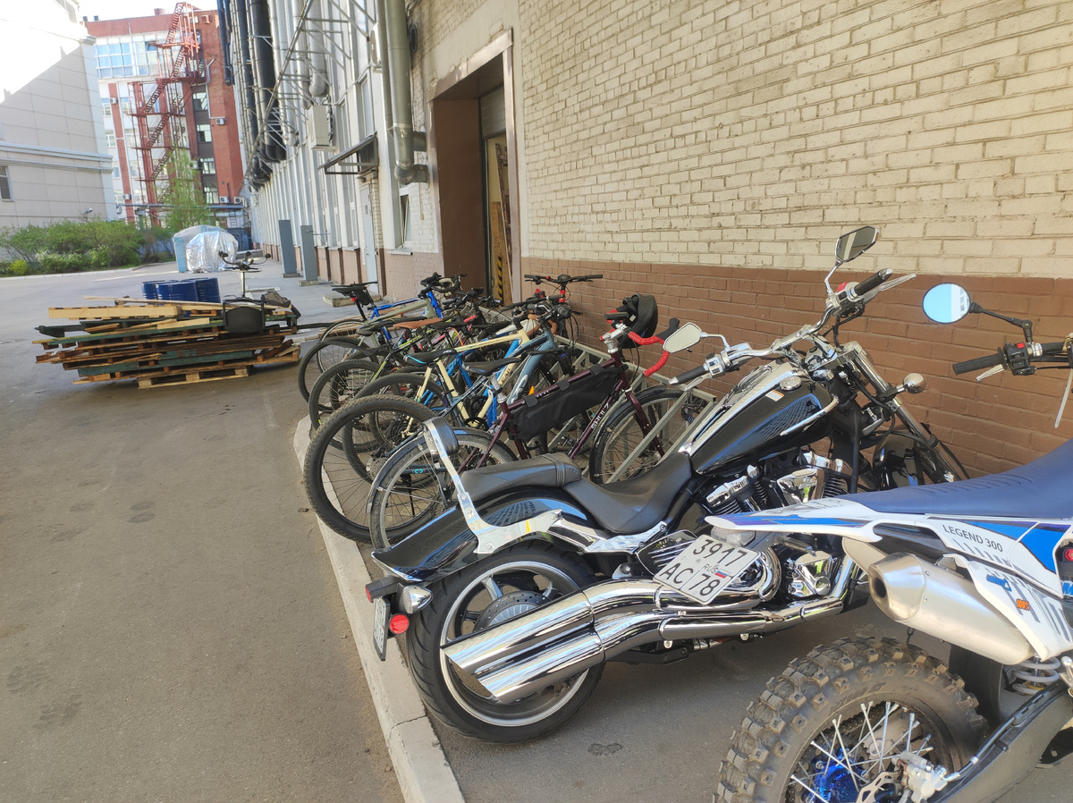 Наша велопарковка. Не одними велосипедами занята :)