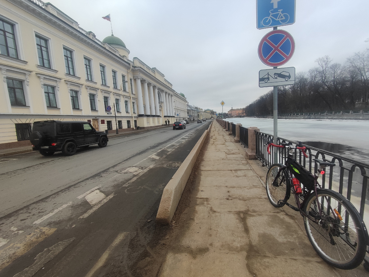 Велополоса на Фонтанке. Часто бывает заставлена машинами, тогда аккуратно объезжаем.