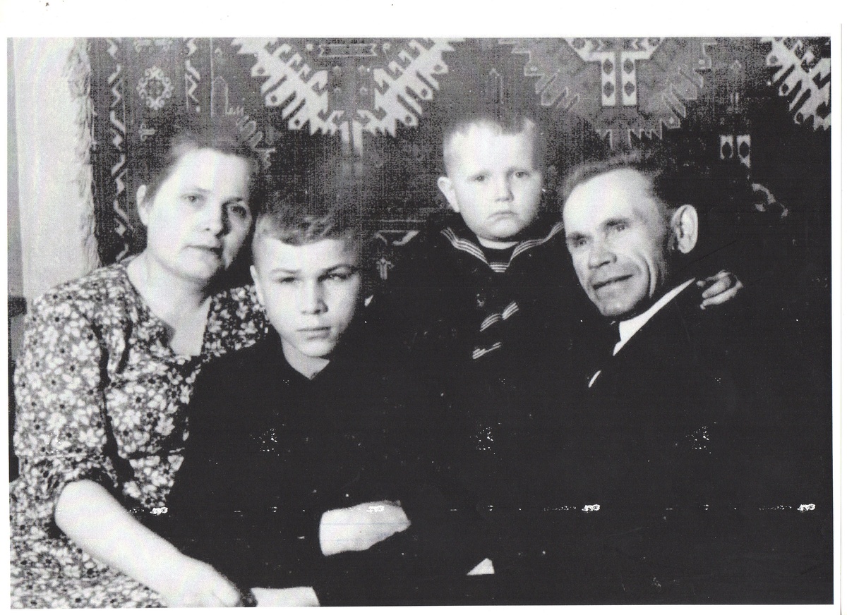 Семья М. Г. Маркова. Нина Сафроновна, Владимир, Виктор, Михаил Гаврилович Марковы. 1944 г.
Фотография из фондов музея-заповедника «Музей Мирового океана».