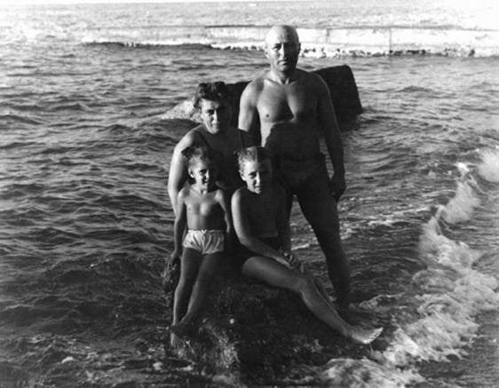 Семья Родниных в середине пятидесятых: мама Юлия, папа Константин и дочери - Валентина и Ирина