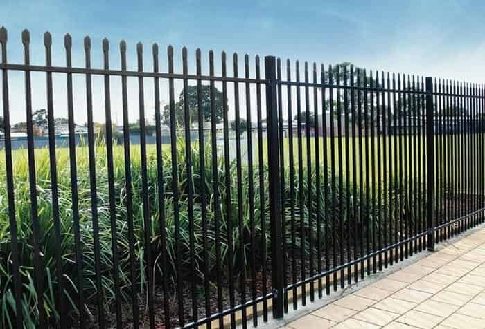 Металлические ограждения: стиль, безопасность, виды и преимущества использования