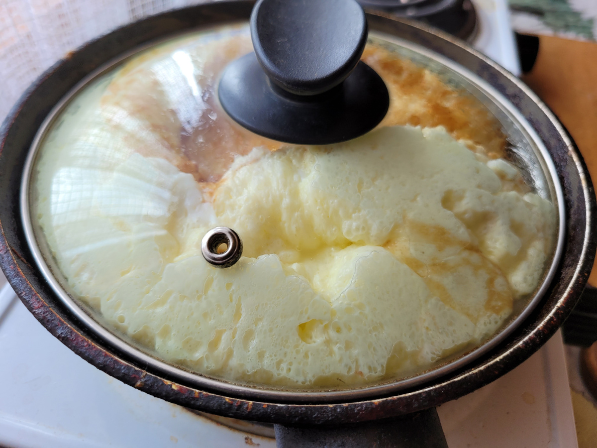 Омлет под крышкой поднялся