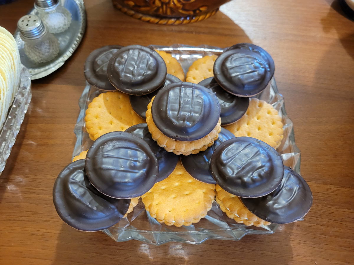 Два вида печенья, которое никто не тронул, хотя оно вкусное