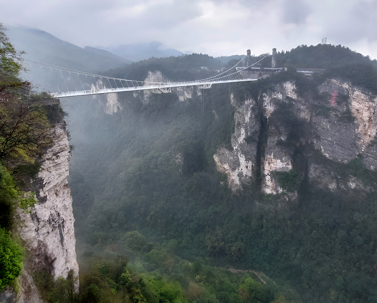 Гранд-каньон Чжанцзяцзе, стеклянный мост. Южный Китай.