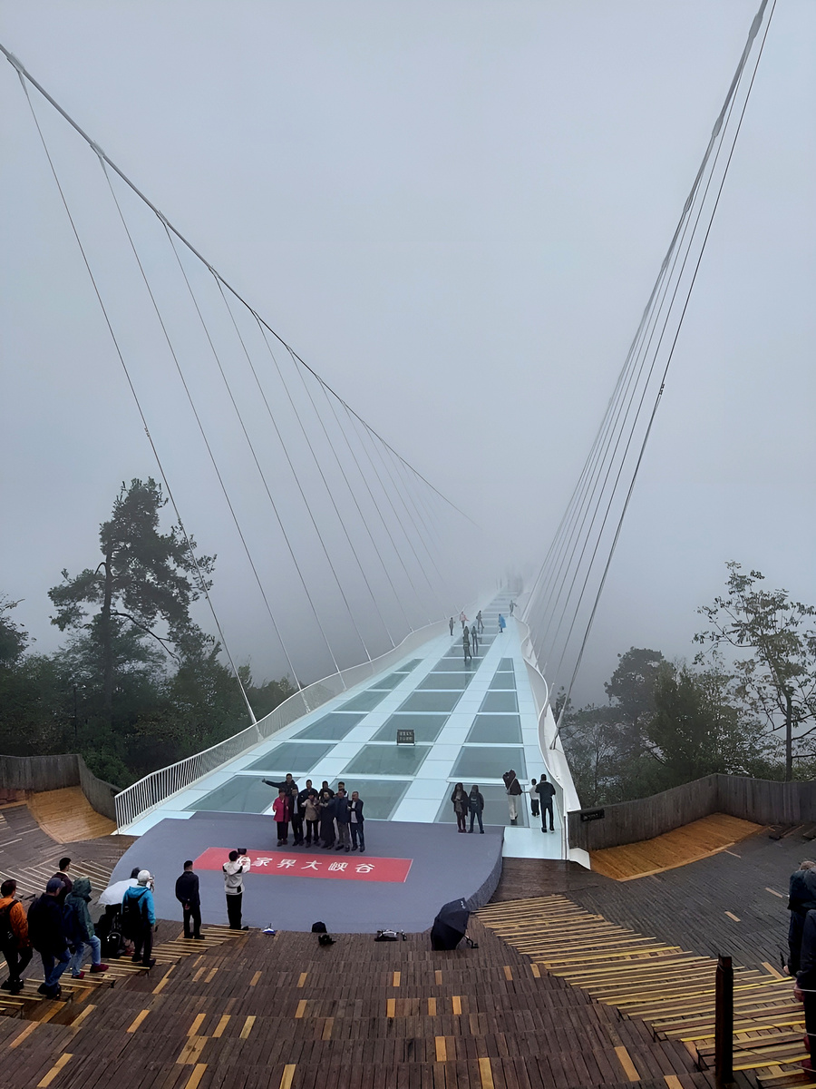 Стеклянный мост в Чжанцзяцзе – самый длинный и самый высокий стеклянный мост в мире.