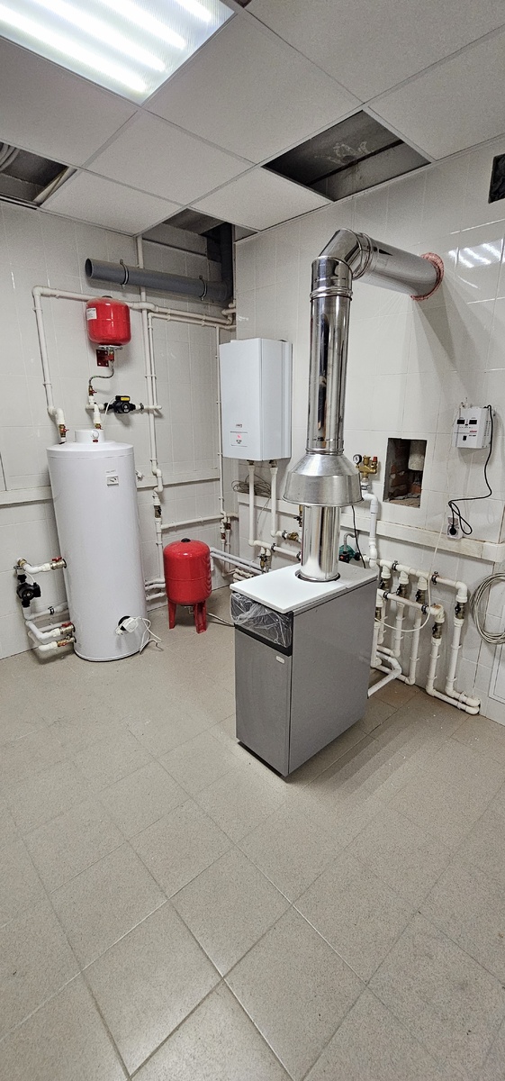 БОЙЛЕР КОСВЕННОГО НАГРЕВА С РЕЦИРКУЛЯЦИЕЙ ГВС - СПРАВА СВЕРХУ НАСОС 25/4