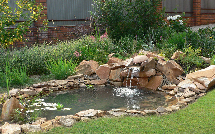 Искусственный водоем на участке - одно из недорогих решений, чтобы разбавить привычный обыденный вид. Он наполнит Ваш участок уютом, спокойствием и умиротворением. Только не увлекайтесь, не стоит делать целое озеро в огороде, иначе эффект может быть обратным.