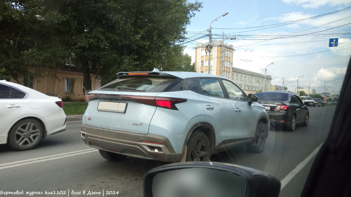 Рискну предположить, что число 230 на крышке багажника обозначает крутящий момент. Автор фотографии kua1102