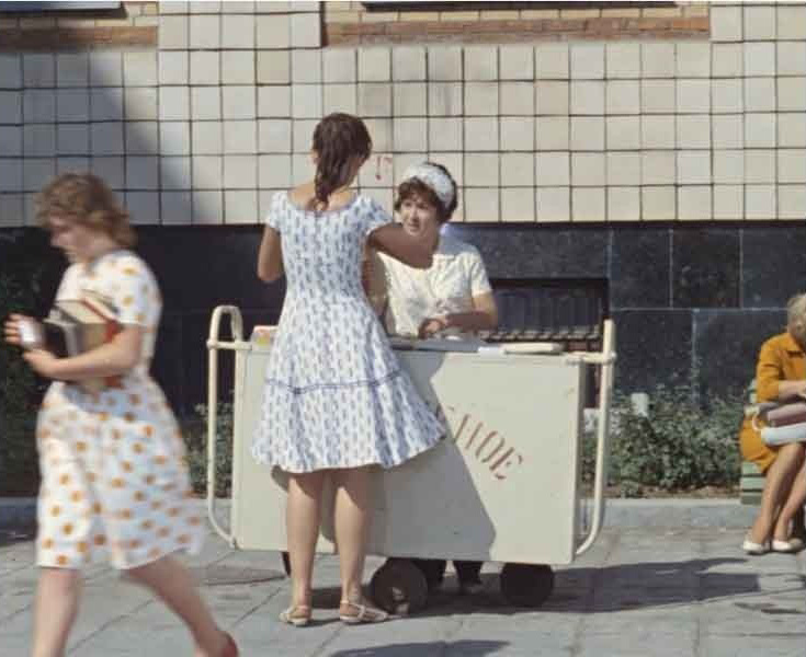 Лида покупает мороженое как раз из такого ларя. Узнали фильм?😉