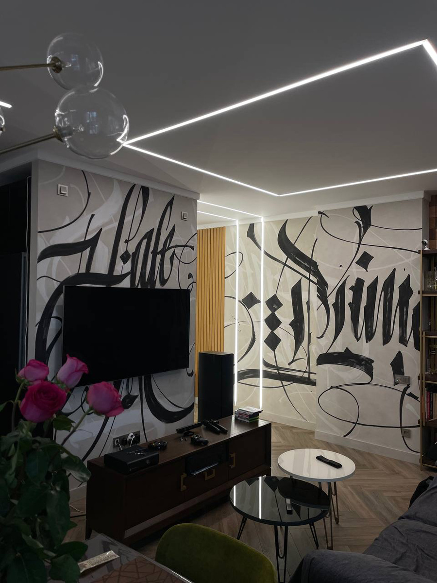 Дизайн интерьера с художественное росписью стены – каллиграфия