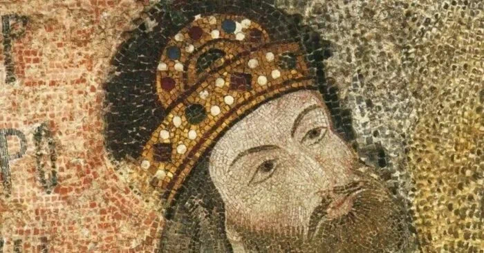 Андроник I Комнин — византийский император, последний представитель династии Комнинов на константинопольском престоле. Родился Андроник I в 1118 году в семье Исаака Комнина и Ирины – дочери звенигородского и перемышльского князя Володаря Ростиславовича. Это важно.