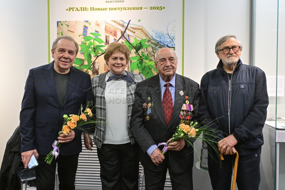 Народный артист РФ В.С. Девятов, директор РГАЛИ О.А. Шашкова, полковник МВД Г.И. Томин, народный художник РФ Б.А. Диодоров (фотограф Киселев С.А., АГН Москва)