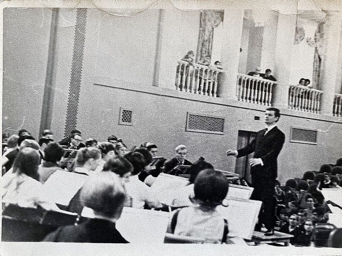 Виктор Михайлович Подуровский дирижирует оркестром в Гнесинском зале. 