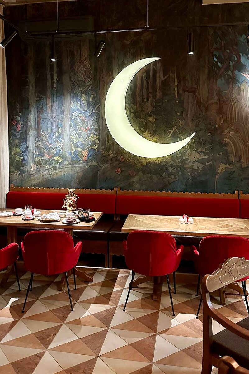 Художественная роспись стен в русском ресторане в старинном стиле художника Билибина