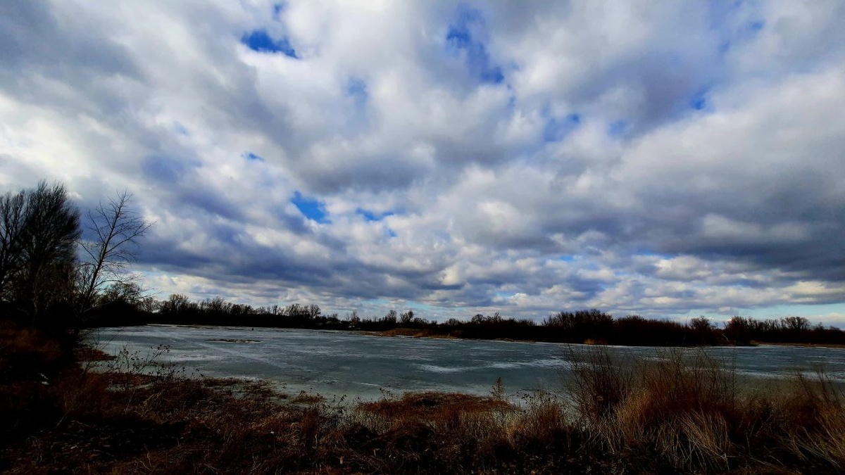 Вчера гулять ходила, озеро посмотрела (ещё лёд есть там) 